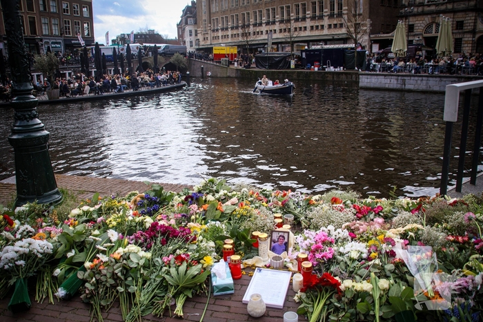Studenten herdenken overleden student Cuinn met bloemen