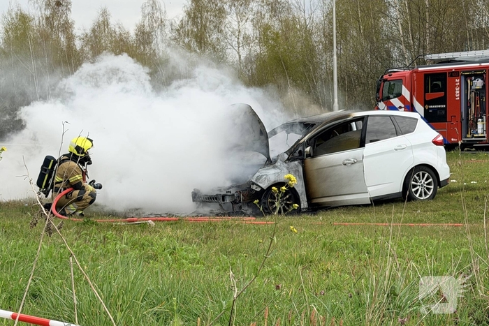 Auto vlamt op tijdens rit