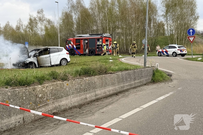 Auto vlamt op tijdens rit
