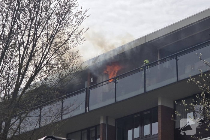 Vlammen slaan uit kast op balkon