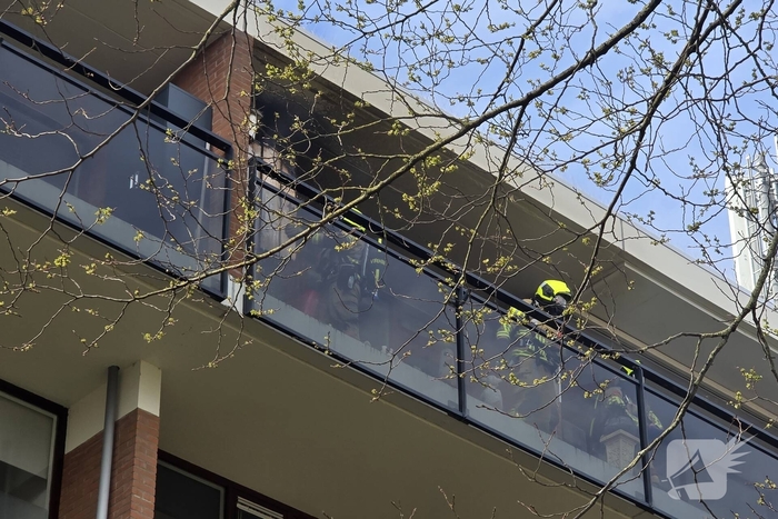 Vlammen slaan uit kast op balkon