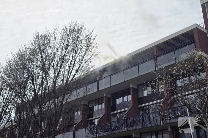 Vlammen slaan uit kast op balkon