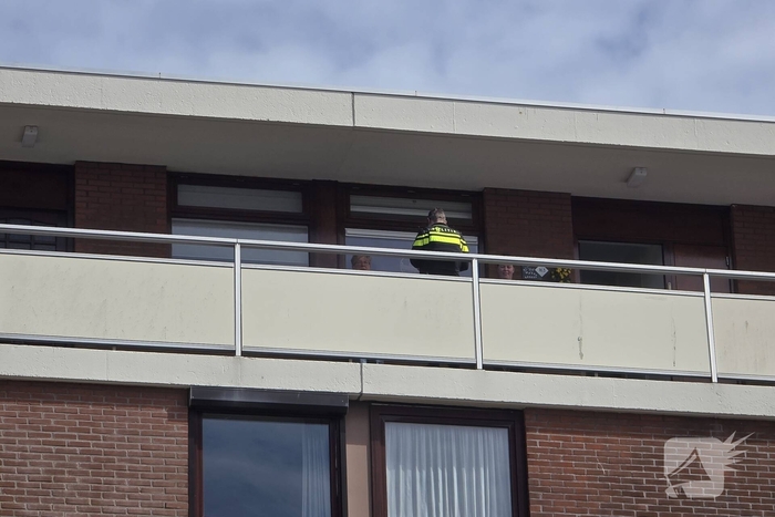 Vlammen slaan uit kast op balkon