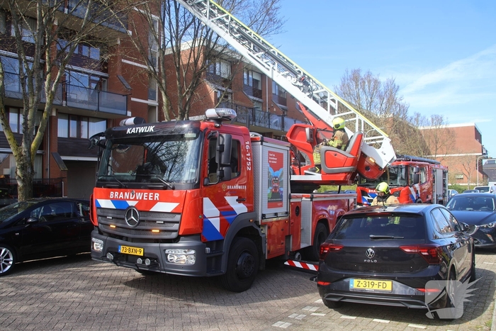 Vlammen slaan uit kast op balkon