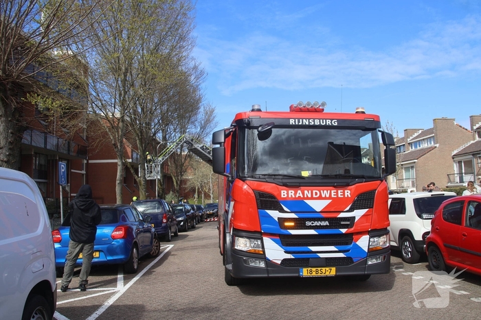 Vlammen slaan uit kast op balkon