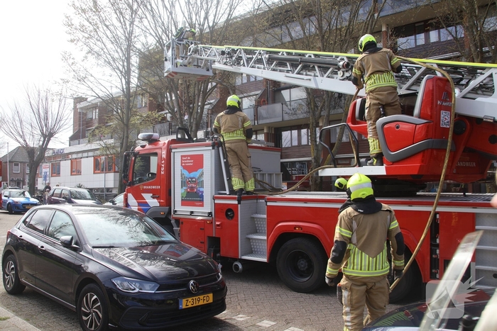 Vlammen slaan uit kast op balkon