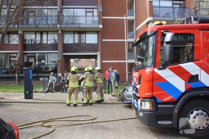 Vlammen slaan uit kast op balkon