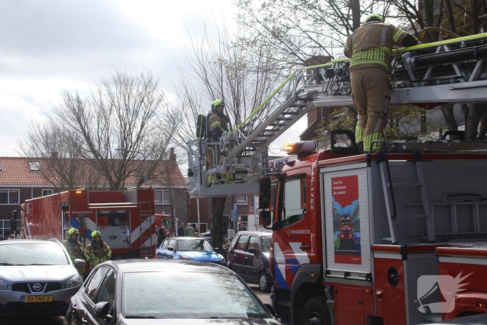 Vlammen slaan uit kast op balkon