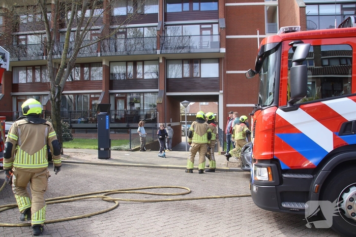 Vlammen slaan uit kast op balkon