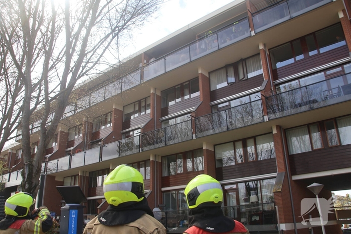Vlammen slaan uit kast op balkon
