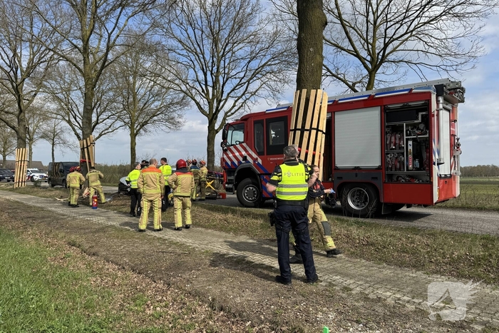 Ernstig ongeval met auto tegen boom