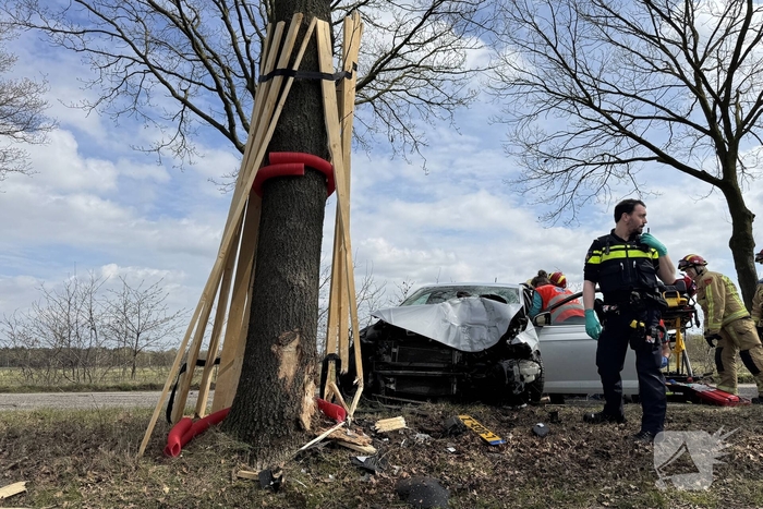 Ernstig ongeval met auto tegen boom