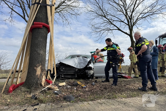 Ernstig ongeval met auto tegen boom