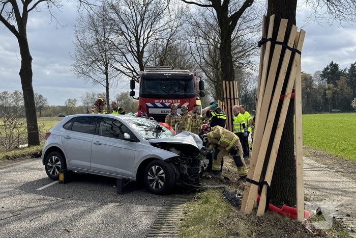 Ernstig ongeval met auto tegen boom