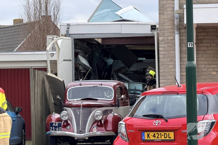 Explosie in garage leidt tot brand en gewonde