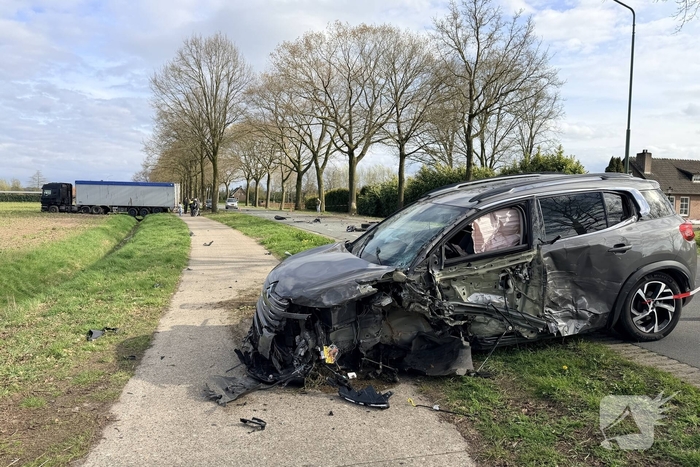 Vrachtwagen ramt auto en belandt in weiland