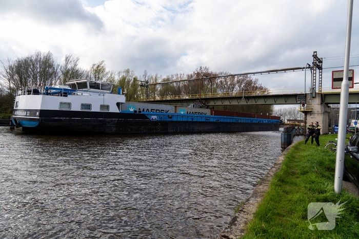 Schip vaart tegen spoorbrug, treinverkeer stilgelegd