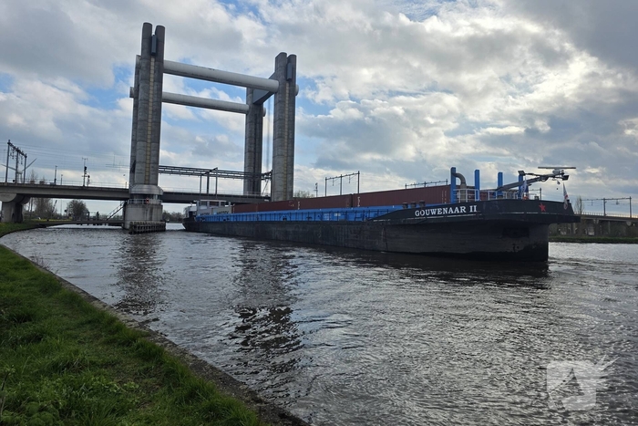 Schip vaart tegen spoorbrug, treinverkeer stilgelegd