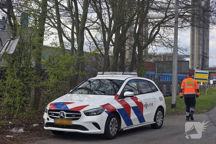 Schip vaart tegen spoorbrug, treinverkeer stilgelegd