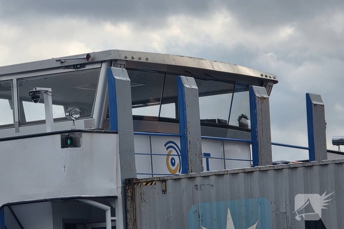 Schip vaart tegen spoorbrug, treinverkeer stilgelegd