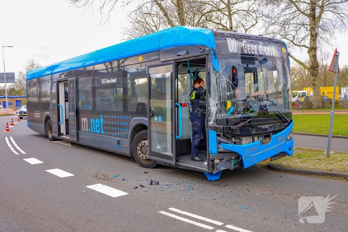 Toeristen opgevangen na ongeval met stadsbus