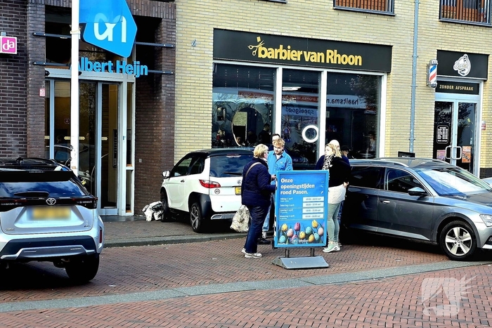 Brommobiel botst tegen gevel van supermarkt