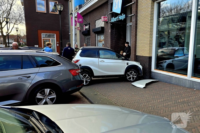 Brommobiel botst tegen gevel van supermarkt