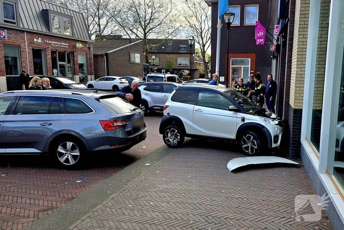 Brommobiel botst tegen gevel van supermarkt