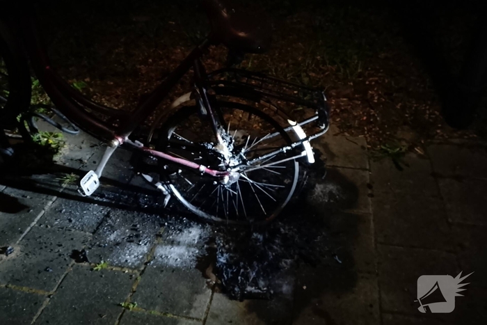 Politieagent bluste brandende fiets