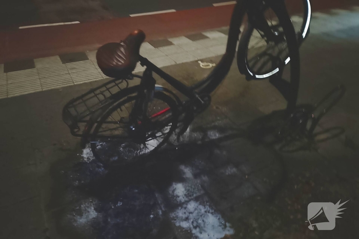 Politieagent bluste brandende fiets