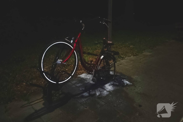 Politieagent bluste brandende fiets