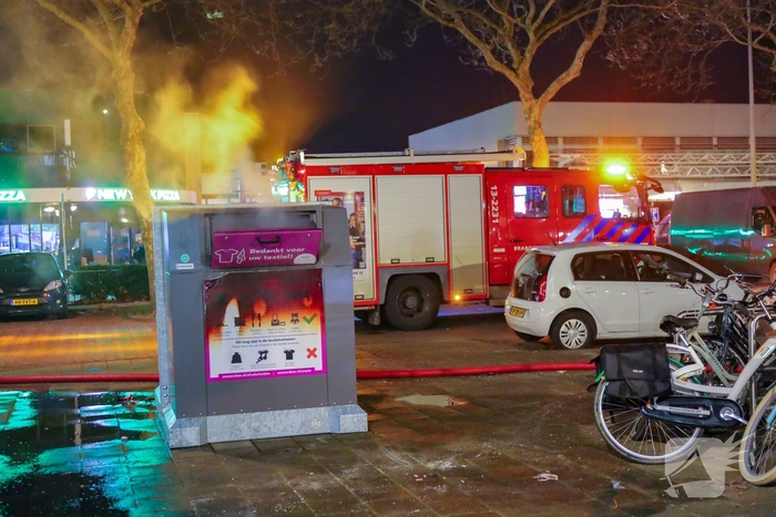 Jongeren bekogelen brandweer tijdens containerbrand