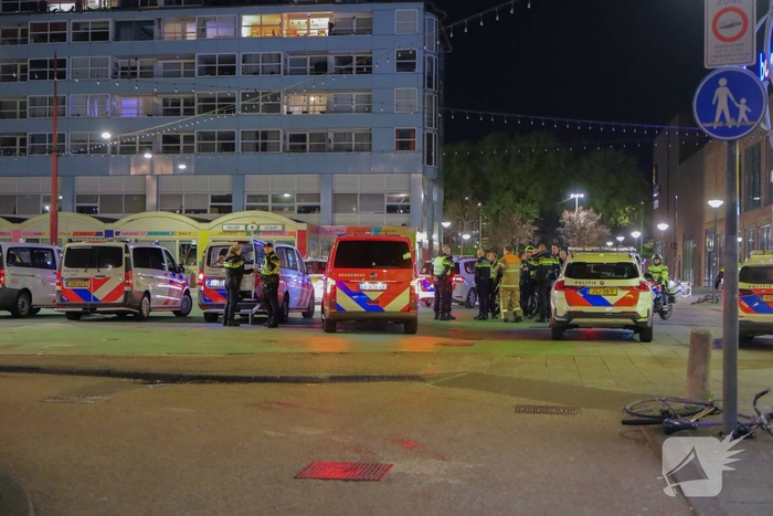 Jongeren bekogelen brandweer tijdens containerbrand