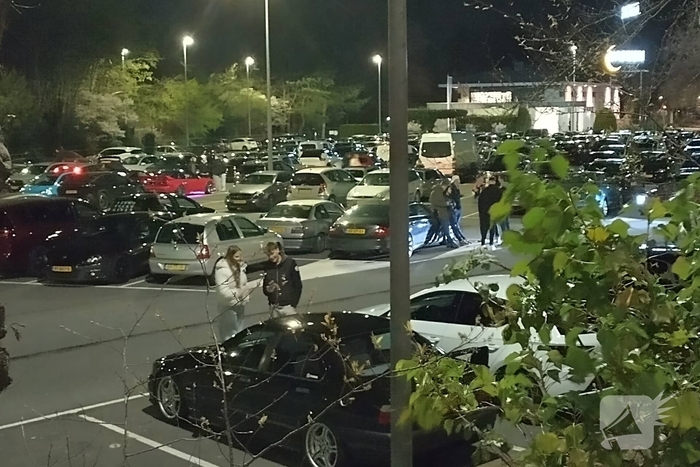 Politie grijpt in bij carmeet op parkeerplaats