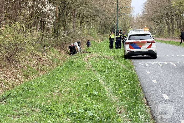 Auto belandt in sloot na aanrijding met lantaarnpaal