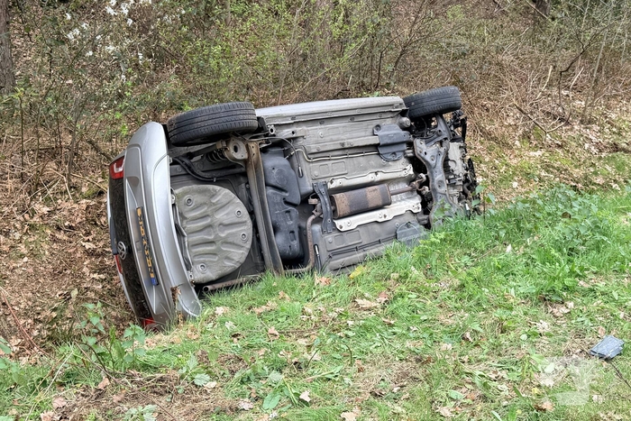 Auto belandt in sloot na aanrijding met lantaarnpaal