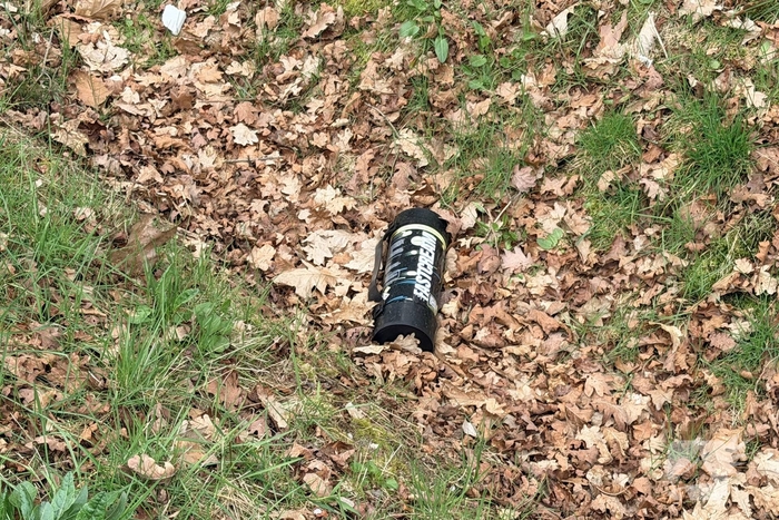 Auto belandt in sloot na aanrijding met lantaarnpaal