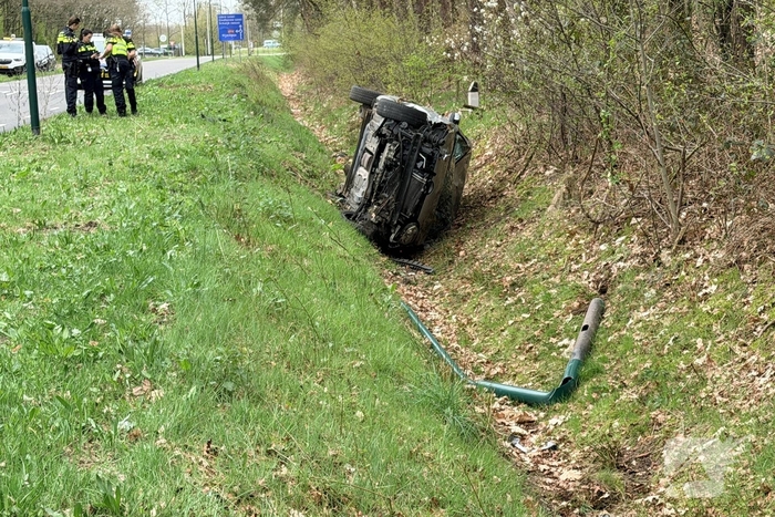 Auto belandt in sloot na aanrijding met lantaarnpaal