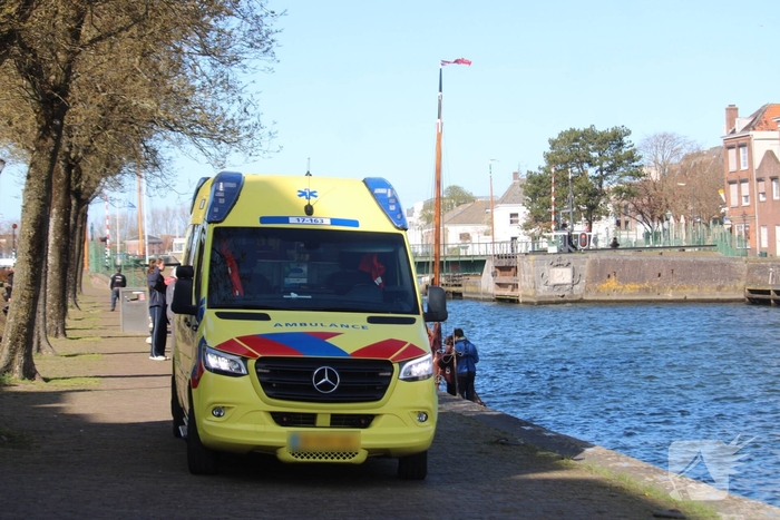 Bootje op drift met meerdere personen