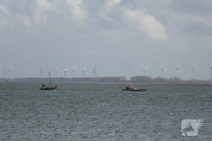 Bootje op drift met meerdere personen