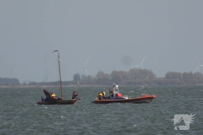 Bootje op drift met meerdere personen