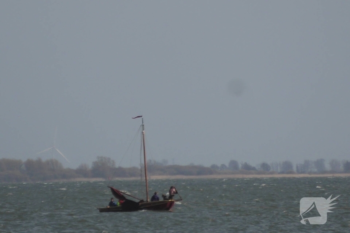 Bootje op drift met meerdere personen