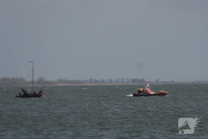 Bootje op drift met meerdere personen