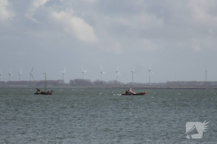 Bootje op drift met meerdere personen