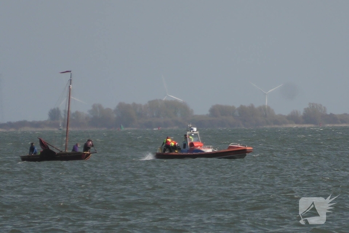 Bootje op drift met meerdere personen