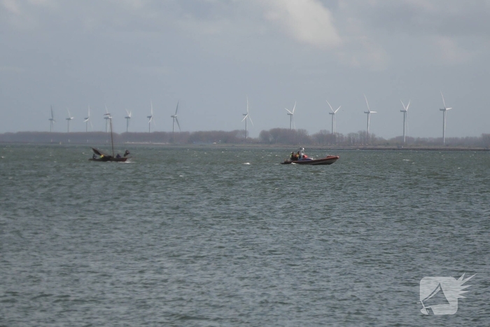 Bootje op drift met meerdere personen
