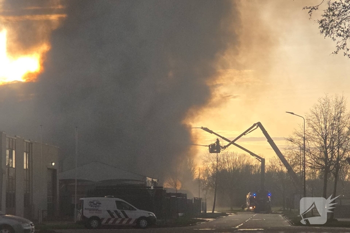 Flinke rookwolken bij grote uitslaande industriebrand