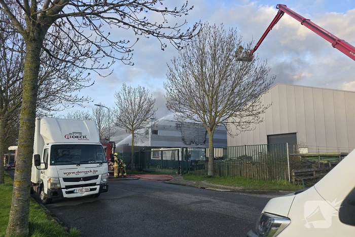 Flinke rookwolken bij grote uitslaande industriebrand