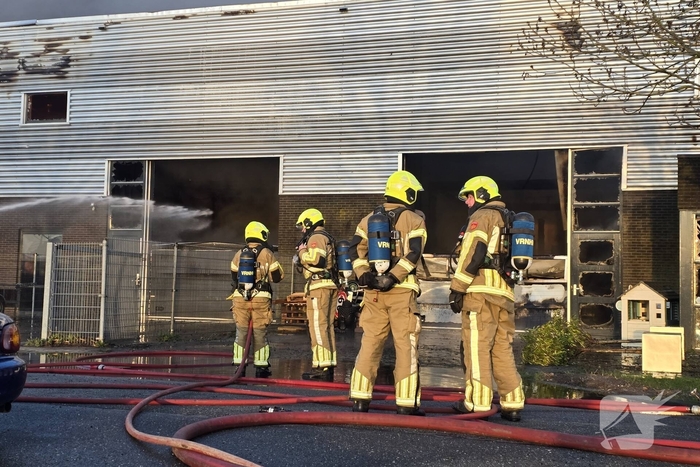 Flinke rookwolken bij grote uitslaande industriebrand