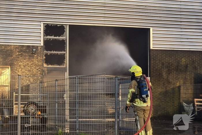 Flinke rookwolken bij grote uitslaande industriebrand